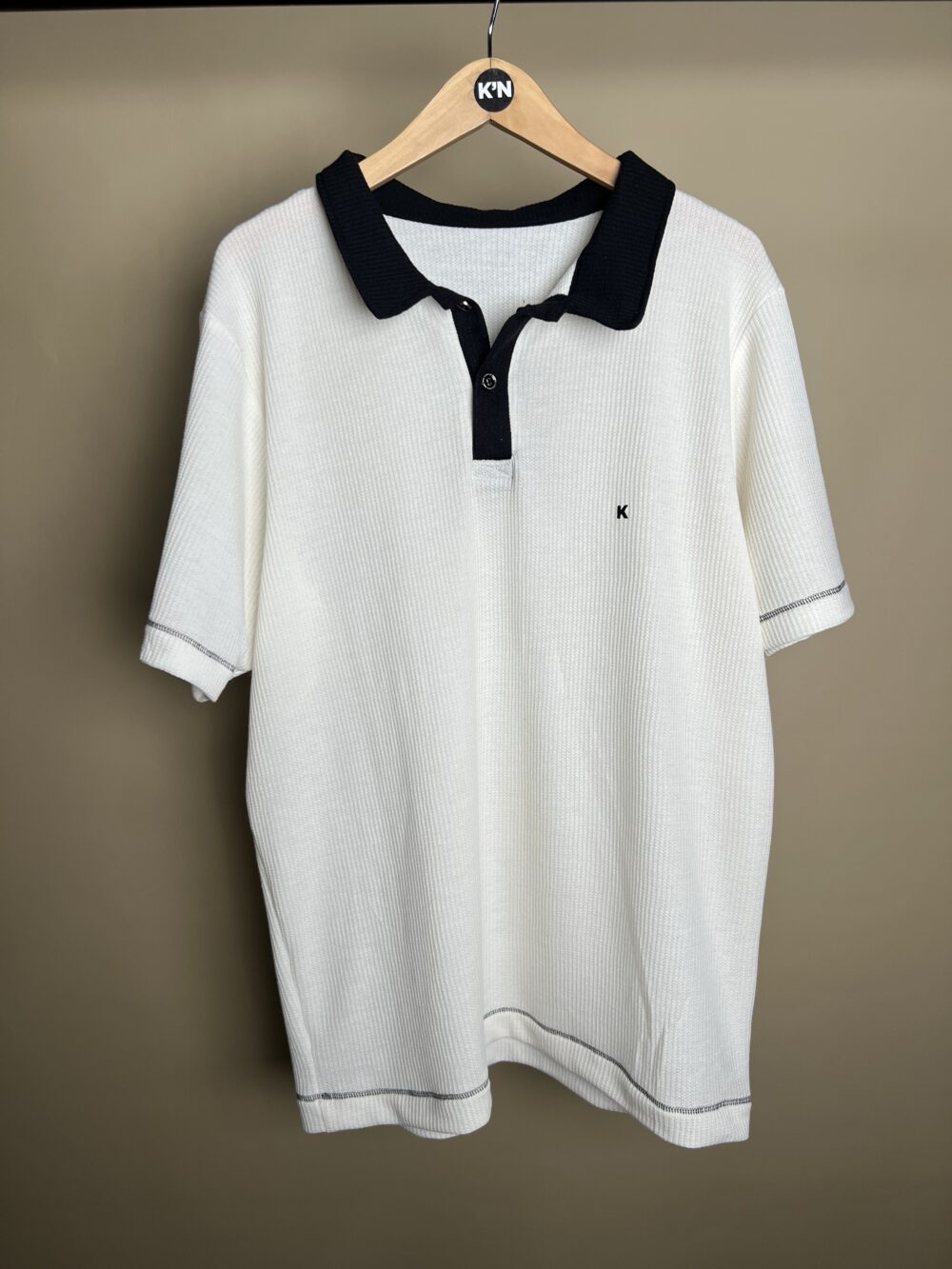 Camisa tipo polo de algodón labrada