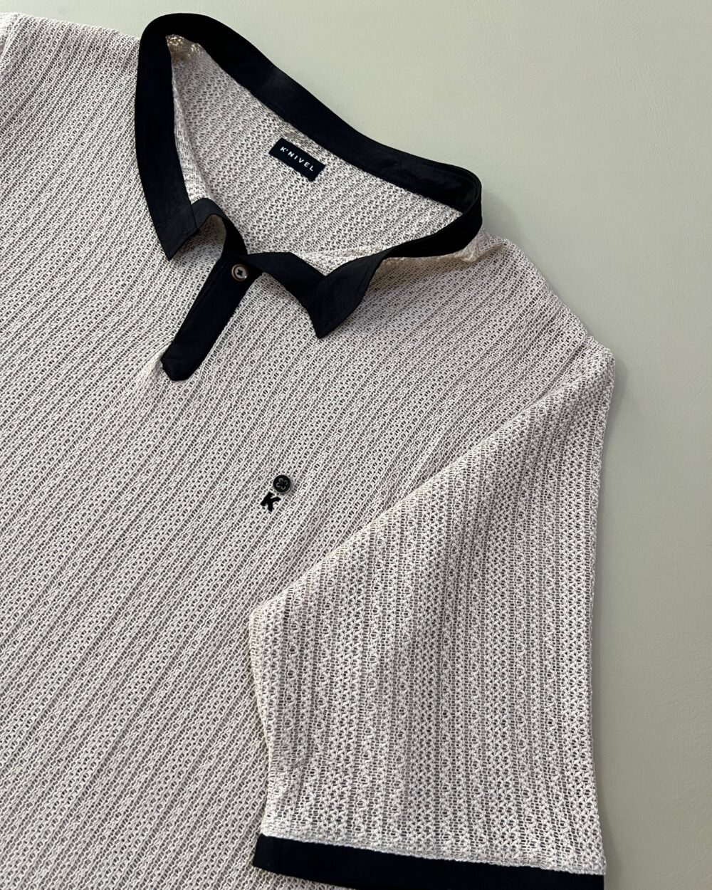 Camisa Cuello Split Edición Limitada:Tejido Beige