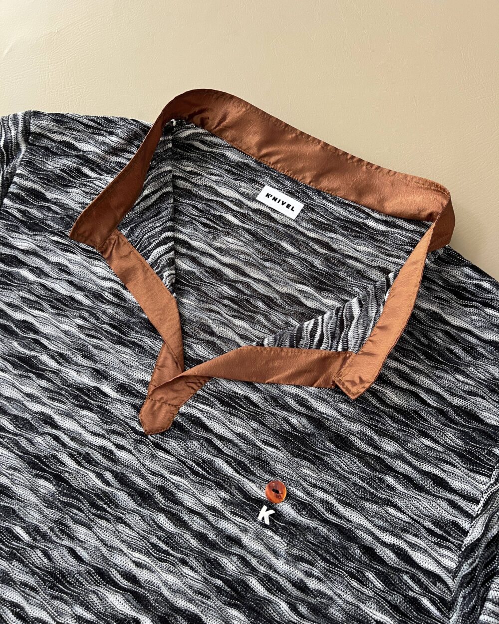 Camisa Cuello Split Edición Limitada:  Wave Knit