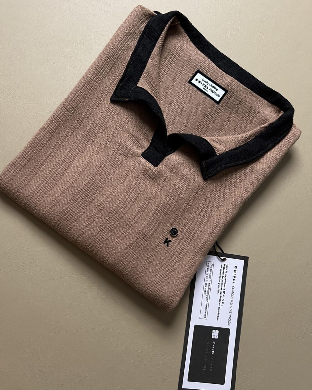 Cuello Split – Arena & Negro